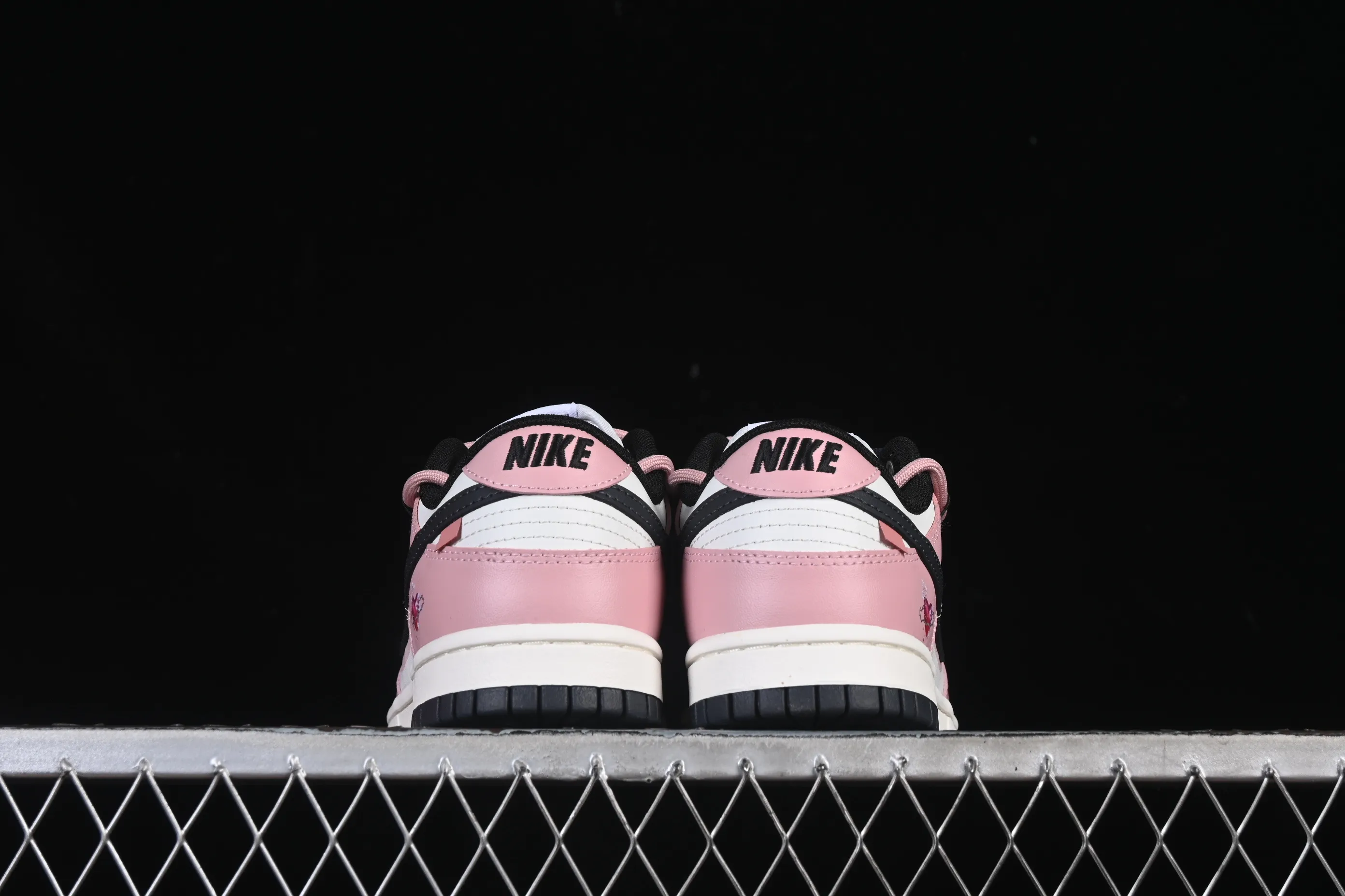 All categories Nk SB Dunk Series Nk SB Dunk Low High-end customized low-top sneakers Nike SB Dunk Low Valentine's Day strap Anniversary high-end customized low-top casual sneakers PB0510-055